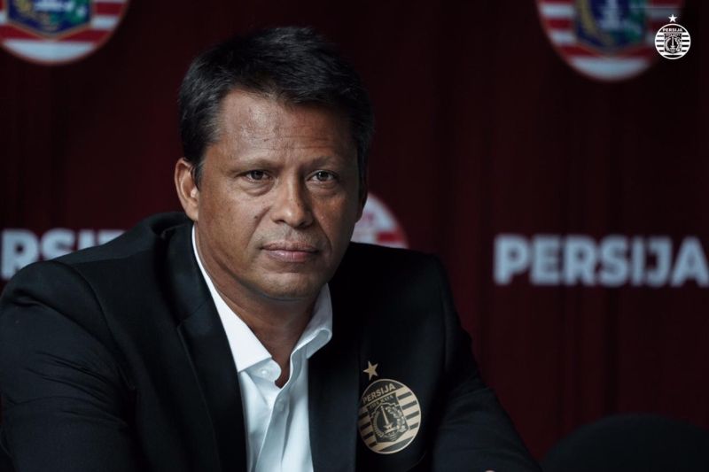 Pelatih Persija Sepakat Gajinya Dipotong 